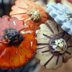Keramické dekorativní květiny.