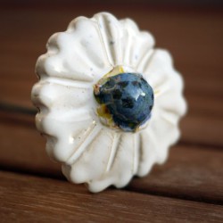 Dekorační, keramická kytka bílá, modrý střed