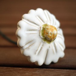 Dekorační, keramická kytka bílá, žlutý střed