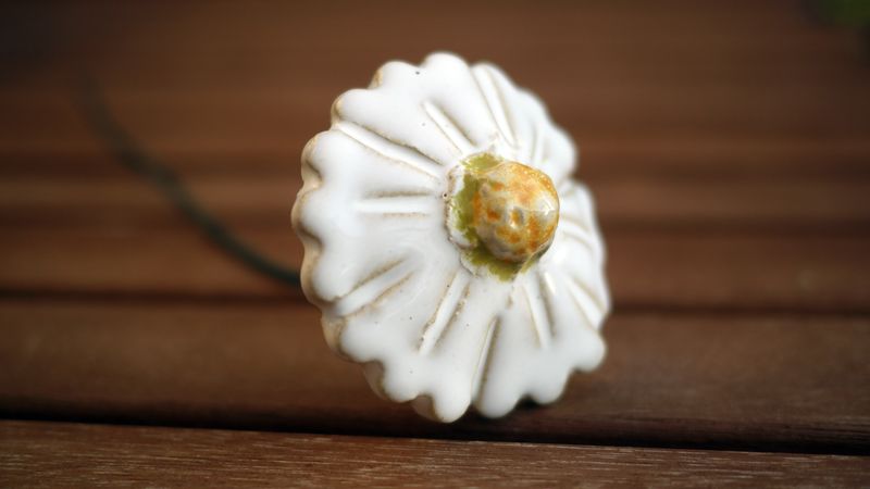 Dekorační, keramická kytka bílá, žlutý střed