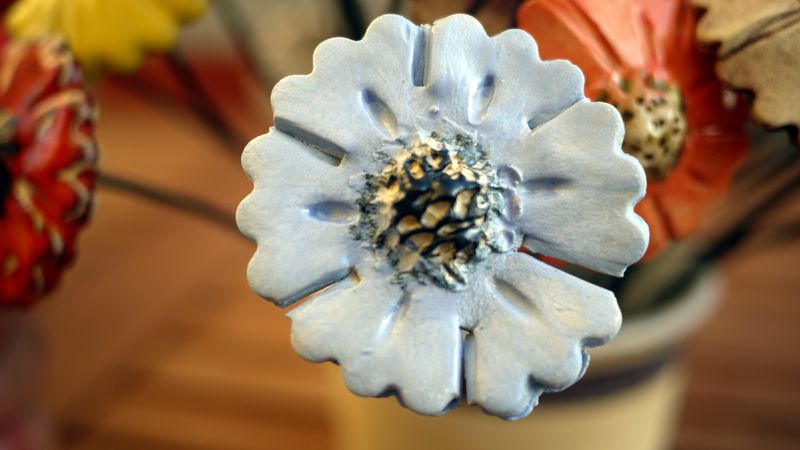 Keramická dekorativní květina