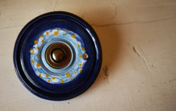 zvonkové tlačítko keramika mosaz hlubina lucie polanská nikilu 2
