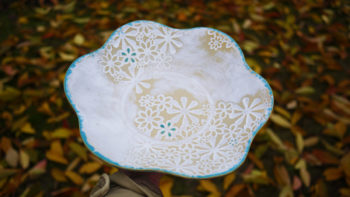 keramická dekorativní mísa květ bílá tyrkys lucie polanská 3