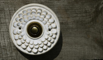 zvonkové tlačítko keramika mosaz cínie bílá lucie polanská