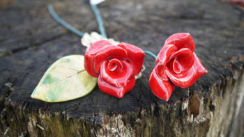 keramická růže střední červená mrazuvzdorná lucie polanská nikilu 1